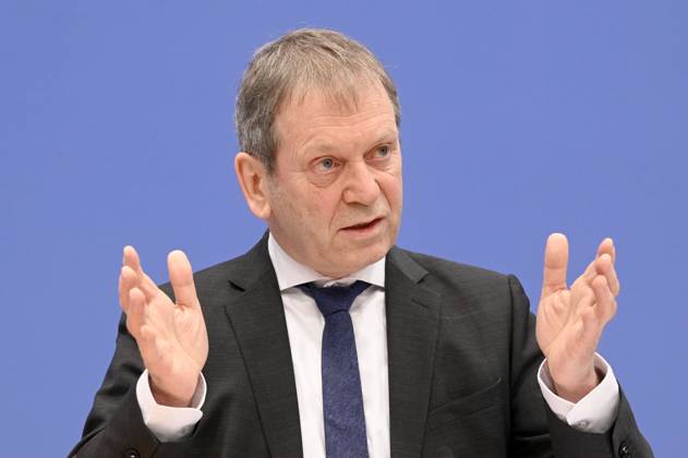 Hans-Martin Henning bei der Bundespressekonferenz zur Veröffentlichung des Zweijahresgutachtens zum Stand der Klimapolitik in Deutschland im Haus der Bundespressekonferenz. Berlin, 05.02.2025