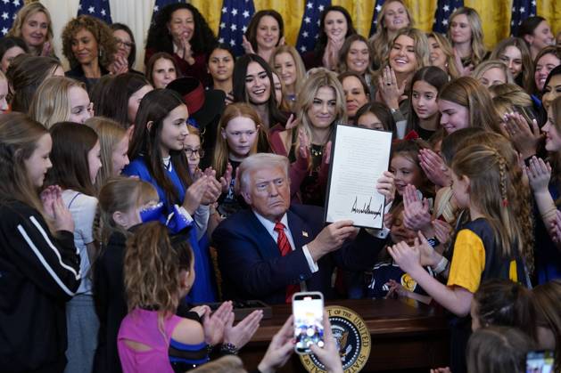 Bilder des Jahres 2025, News 02 Februar News Themen der Woche KW06 News Bilder des Tages February 5, 2025, Washington, District Of Columbia, USA: Large group of girls clap as United States President DONALD TRUMP signs the No Men In Womens Sports Executive Order at the White House in Washington. Washington USA - ZUMAs152 20250205_faa_s152_071 Copyright: xChrisxKleponisx