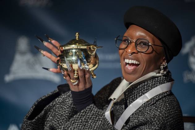 Bilder des Jahres 2025, Entertainment 02 Februar Entertainment Themen der Woche KW06 Entertainment Bilder des Tages British actress and singer Cynthia Erivo poses with the Pudding Pot during a press conference as she is named the Harvard University s Hasty Pudding Theatricals 2025 Woman of the Year in Cambridge, MA on Wednesday, February 05, 2025.  BOS2025020539 AmandaxSabga