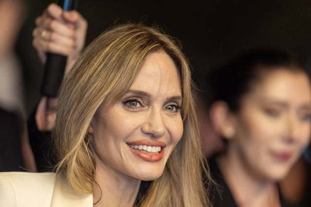 Entertainment Bilder des Tages February 5, 2025, Santa Barbara, Ca, California, USA: Angelina Jolie arrives at the 2025 Santa Barbara International Film FestivalÃ¢â‚¬â ¢s red carpet in front of the historic Arlington Theater to receive her Modern Master Award Wednesday night in Santa Barbara. Santa Barbara, Ca USA - ZUMAa35_ 20250205_zaf_a35_007 Copyright: xDanielxA.xAndersonx