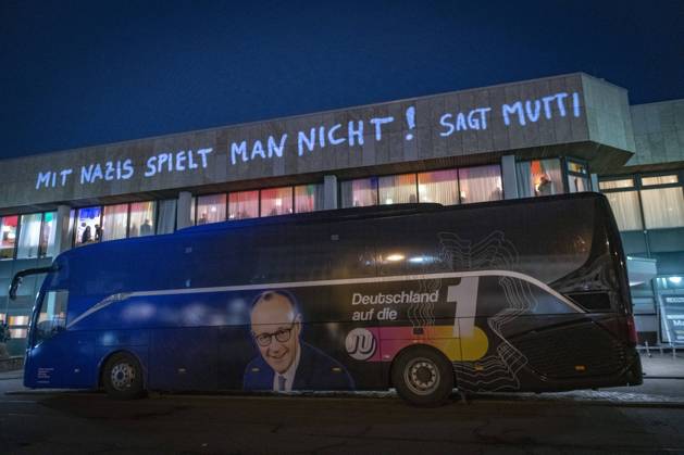 Bilder des Jahres 2025, News 02 Februar News Themen der Woche KW06 News Bilder des Tages Rund 350 Teilnehmer demonstrieren am Donnerstag (06.02.2025) am Busbahnhof in St. Ingbert während einer Wahlkampfveranstaltung von CDU Spitzenkandidat Friedrich Merz in der Stadthalle in St. Ingbert gegen die derzeitige Migrationspolitik der CDU und die aus ihrer Sicht in diesem Zusammenhang stattfindende Zusammenarbeit mit der AfD. Aufgerufen zu der Kundgebung haben die Omas for Future, die Omas gegen Rechts Saar und die Initiative Aufstehen gegen Rechts Mandelbachtal. Auf die Fassade der Stadthalle werfen Unbekannte während die CDU-Veranstaltung läuft Schriftzüge wie Black Rock Matters und Mit Nazis spielt man nicht sagt Mutti .