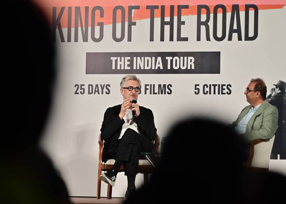 Bilder des Jahres 2025, Entertainment 02 Februar Entertainment Themen der Woche KW06 Entertainment Bilder des Tages MUMBAI, INDIA - FEBRUARY 6: Wim Wenders, German filmmaker and author, interacts with audience during masterclass at Regal Theatre on February 6, 2025 in Mumbai, India. (Photo by Anshuman Poyrekar Hindustan Times) German Auteur Wim Wenders On His Maiden King Of The Road The India Tour --