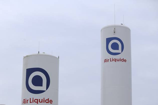 Zwei Gasspeicher mit Logo von Air Liquide sind zu sehen am 07. Februar 2025 in Krefeld, Deutschland. (Foto von Oliver Kaelke DeFodi Images) +++ Two gas storage tanks with the Air Liquide logo can be seen on February 7, 2025 in Krefeld, Germany. (Photo by Oliver Kaelke DeFodi Images) Defodi-678_678_2025_02_07_OK_Stock_0026