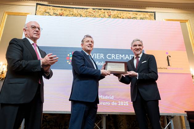 News Bilder des Tages The President of the Independent Foundation, Aldo Olcese i and the President of the Constitutional Court of Germany, Stephan Harbarth d , present the Universal Spanish 2024 award of the Independent Foundation to the President of the World Jurist Association, Javier Cremades c , at the Hotel Wellington, on February 7, 2025, in Madrid Spain The award has been given to Javier Cremades, leader of the Cremades Calvo Sotelo law firm and President of the World Jurist Association, among others, leader of the law firm Cremades Calvo Sotelo and president of the World Jurist Association. He is the first lawyer to be granted this prestigious award, which has also been given to other figures such as Cela, Galán or Nadal among others The event brings to Copyright: xDiegoxRadamà sx 6505208