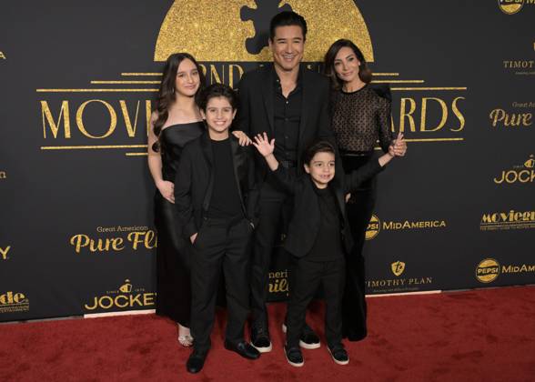 Bilder des Jahres 2025, Entertainment 02 Februar Entertainment Themen der Woche KW06 Entertainment Bilder des Tages 32nd Annual Movieguide Awards Gala 07 February 2025 - Hollywood, California - (L-R) Gia Lopez, Dominic Lopez, Santino Lopez, Mario Lopez and Courtney Lopez. 32nd Annual Movieguide Awards Gala at The Avalon Hollywood,. Photo Credit: Billy Bennight AdMedia Hollywood California United States EDITORIAL USE ONLY  Copyright: xx BillyxBennightx admphotostwo916234