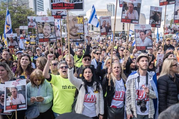 Bilder des Jahres 2025, News 02 Februar News Themen der Woche KW06 February 8, 2025, Tel Aviv, Tel Aviv, Israel: People gather on hostage square in Tel Aviv to watch the arriving of the hostages Or Levy, Eli Sharabi and Ohad Ben Ami from Hamas captivity Tel Aviv Israel - ZUMAs319 20250208_znp_s319_011 Copyright: xGabyxSchuetzex