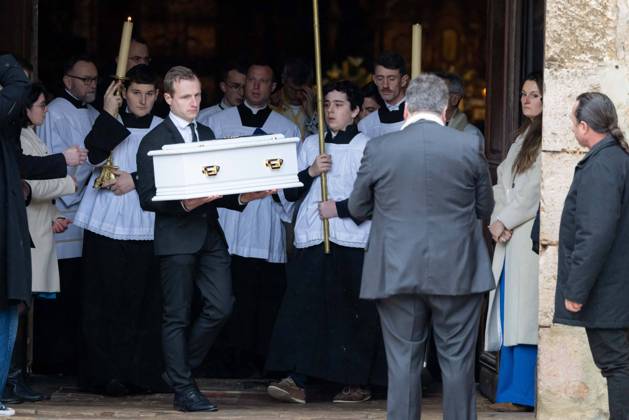 Bilder des Jahres 2025, News 02 Februar News Themen der Woche KW06 News Bilder des Tages Funeral of Emile In Saint-Maximin-la-Sainte-Baume A pall-bearer carries the coffin, next to Marie and Colomban Soleil, the parents of Emile, who went missing in 2023 and whose remains were found in March 2024, during the funeral ceremony in Saint-Maximin-la-Sainte-Baume, southern France, on February 8, 2025. Emile, a two-and-a-half year old boy went missing while at the summer home of his grandparents in the French Alpine tiny hamlet of Le Haut-Vernet on July 8, 2023. Photo by Shootpix ABACAPRESS.COM Saint-Maximin-la-Sainte-Baume France Copyright: xShootpix ABACAx