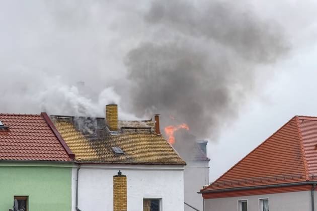 Leipzig - Autofahrer evakuiert Bewohner und alarmiert Feuerwehr: Dachstuhl in Einfamilienhaus brennt lichterloh 05.02.2025 gegen 11.30 Uhr Leipzig-Mölkau, Engelsdorfer Straße Zu einem Brand in einem Einfamilienhaus kam es am Mittwochvormittag in Leipzig-Mölkau. Nach ersten Angaben der Feuerwehr wurden die Einsatzkräfte gegen 11.30 Uhr von einem Autofahrer alarmiert, der an dem brennenden Dachstuhl vorbeifuhr. Der Mann informierte die Bewohner und konnte diese in Sicherheit bringen. Feuerwehrleute löschten den Brand, der sich zwischenzeitlich vom Dachstuhl auf Ober- und Untergeschoss ausbreitete, unter Atemschutz und mit Wasser von Innen. Außerdem brachten die Einsatzkräfte eine Drehleiter von außen in Stellung. Schnell war der Bran Copyright: xEHLxMedia Erik-HolmxLanghofx 20250205_dachstuhlbrand-leipzig-moelkau_1