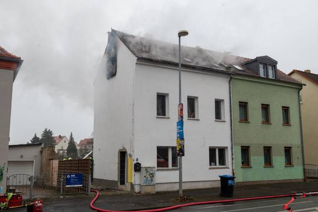 Leipzig - Autofahrer evakuiert Bewohner und alarmiert Feuerwehr: Dachstuhl in Einfamilienhaus brennt lichterloh 05.02.2025 gegen 11.30 Uhr Leipzig-Mölkau, Engelsdorfer Straße Zu einem Brand in einem Einfamilienhaus kam es am Mittwochvormittag in Leipzig-Mölkau. Nach ersten Angaben der Feuerwehr wurden die Einsatzkräfte gegen 11.30 Uhr von einem Autofahrer alarmiert, der an dem brennenden Dachstuhl vorbeifuhr. Der Mann informierte die Bewohner und konnte diese in Sicherheit bringen. Feuerwehrleute löschten den Brand, der sich zwischenzeitlich vom Dachstuhl auf Ober- und Untergeschoss ausbreitete, unter Atemschutz und mit Wasser von Innen. Außerdem brachten die Einsatzkräfte eine Drehleiter von außen in Stellung. Schnell war der Bran Copyright: xEHLxMedia Erik-HolmxLanghofx 20250205_dachstuhlbrand-leipzig-moelkau_10