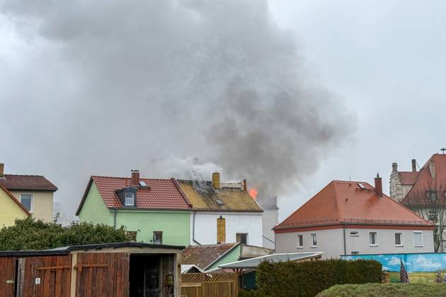 Leipzig - Autofahrer evakuiert Bewohner und alarmiert Feuerwehr: Dachstuhl in Einfamilienhaus brennt lichterloh 05.02.2025 gegen 11.30 Uhr Leipzig-Mölkau, Engelsdorfer Straße Zu einem Brand in einem Einfamilienhaus kam es am Mittwochvormittag in Leipzig-Mölkau. Nach ersten Angaben der Feuerwehr wurden die Einsatzkräfte gegen 11.30 Uhr von einem Autofahrer alarmiert, der an dem brennenden Dachstuhl vorbeifuhr. Der Mann informierte die Bewohner und konnte diese in Sicherheit bringen. Feuerwehrleute löschten den Brand, der sich zwischenzeitlich vom Dachstuhl auf Ober- und Untergeschoss ausbreitete, unter Atemschutz und mit Wasser von Innen. Außerdem brachten die Einsatzkräfte eine Drehleiter von außen in Stellung. Schnell war der Bran Copyright: xEHLxMedia Erik-HolmxLanghofx 20250205_dachstuhlbrand-leipzig-moelkau_2