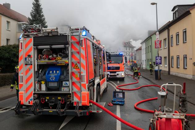 Leipzig - Autofahrer evakuiert Bewohner und alarmiert Feuerwehr: Dachstuhl in Einfamilienhaus brennt lichterloh 05.02.2025 gegen 11.30 Uhr Leipzig-Mölkau, Engelsdorfer Straße Zu einem Brand in einem Einfamilienhaus kam es am Mittwochvormittag in Leipzig-Mölkau. Nach ersten Angaben der Feuerwehr wurden die Einsatzkräfte gegen 11.30 Uhr von einem Autofahrer alarmiert, der an dem brennenden Dachstuhl vorbeifuhr. Der Mann informierte die Bewohner und konnte diese in Sicherheit bringen. Feuerwehrleute löschten den Brand, der sich zwischenzeitlich vom Dachstuhl auf Ober- und Untergeschoss ausbreitete, unter Atemschutz und mit Wasser von Innen. Außerdem brachten die Einsatzkräfte eine Drehleiter von außen in Stellung. Schnell war der Bran Copyright: xEHLxMedia Erik-HolmxLanghofx 20250205_dachstuhlbrand-leipzig-moelkau_3