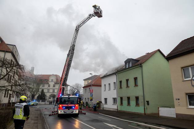 Leipzig - Autofahrer evakuiert Bewohner und alarmiert Feuerwehr: Dachstuhl in Einfamilienhaus brennt lichterloh 05.02.2025 gegen 11.30 Uhr Leipzig-Mölkau, Engelsdorfer Straße Zu einem Brand in einem Einfamilienhaus kam es am Mittwochvormittag in Leipzig-Mölkau. Nach ersten Angaben der Feuerwehr wurden die Einsatzkräfte gegen 11.30 Uhr von einem Autofahrer alarmiert, der an dem brennenden Dachstuhl vorbeifuhr. Der Mann informierte die Bewohner und konnte diese in Sicherheit bringen. Feuerwehrleute löschten den Brand, der sich zwischenzeitlich vom Dachstuhl auf Ober- und Untergeschoss ausbreitete, unter Atemschutz und mit Wasser von Innen. Außerdem brachten die Einsatzkräfte eine Drehleiter von außen in Stellung. Schnell war der Bran Copyright: xEHLxMedia Erik-HolmxLanghofx 20250205_dachstuhlbrand-leipzig-moelkau_4