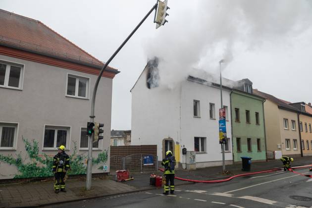 Leipzig - Autofahrer evakuiert Bewohner und alarmiert Feuerwehr: Dachstuhl in Einfamilienhaus brennt lichterloh 05.02.2025 gegen 11.30 Uhr Leipzig-Mölkau, Engelsdorfer Straße Zu einem Brand in einem Einfamilienhaus kam es am Mittwochvormittag in Leipzig-Mölkau. Nach ersten Angaben der Feuerwehr wurden die Einsatzkräfte gegen 11.30 Uhr von einem Autofahrer alarmiert, der an dem brennenden Dachstuhl vorbeifuhr. Der Mann informierte die Bewohner und konnte diese in Sicherheit bringen. Feuerwehrleute löschten den Brand, der sich zwischenzeitlich vom Dachstuhl auf Ober- und Untergeschoss ausbreitete, unter Atemschutz und mit Wasser von Innen. Außerdem brachten die Einsatzkräfte eine Drehleiter von außen in Stellung. Schnell war der Bran Copyright: xEHLxMedia Erik-HolmxLanghofx 20250205_dachstuhlbrand-leipzig-moelkau_5