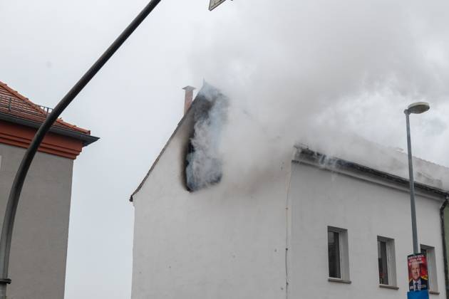 Leipzig - Autofahrer evakuiert Bewohner und alarmiert Feuerwehr: Dachstuhl in Einfamilienhaus brennt lichterloh 05.02.2025 gegen 11.30 Uhr Leipzig-Mölkau, Engelsdorfer Straße Zu einem Brand in einem Einfamilienhaus kam es am Mittwochvormittag in Leipzig-Mölkau. Nach ersten Angaben der Feuerwehr wurden die Einsatzkräfte gegen 11.30 Uhr von einem Autofahrer alarmiert, der an dem brennenden Dachstuhl vorbeifuhr. Der Mann informierte die Bewohner und konnte diese in Sicherheit bringen. Feuerwehrleute löschten den Brand, der sich zwischenzeitlich vom Dachstuhl auf Ober- und Untergeschoss ausbreitete, unter Atemschutz und mit Wasser von Innen. Außerdem brachten die Einsatzkräfte eine Drehleiter von außen in Stellung. Schnell war der Bran Copyright: xEHLxMedia Erik-HolmxLanghofx 20250205_dachstuhlbrand-leipzig-moelkau_6