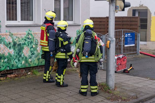 Leipzig - Autofahrer evakuiert Bewohner und alarmiert Feuerwehr: Dachstuhl in Einfamilienhaus brennt lichterloh 05.02.2025 gegen 11.30 Uhr Leipzig-Mölkau, Engelsdorfer Straße Zu einem Brand in einem Einfamilienhaus kam es am Mittwochvormittag in Leipzig-Mölkau. Nach ersten Angaben der Feuerwehr wurden die Einsatzkräfte gegen 11.30 Uhr von einem Autofahrer alarmiert, der an dem brennenden Dachstuhl vorbeifuhr. Der Mann informierte die Bewohner und konnte diese in Sicherheit bringen. Feuerwehrleute löschten den Brand, der sich zwischenzeitlich vom Dachstuhl auf Ober- und Untergeschoss ausbreitete, unter Atemschutz und mit Wasser von Innen. Außerdem brachten die Einsatzkräfte eine Drehleiter von außen in Stellung. Schnell war der Bran Copyright: xEHLxMedia Erik-HolmxLanghofx 20250205_dachstuhlbrand-leipzig-moelkau_7