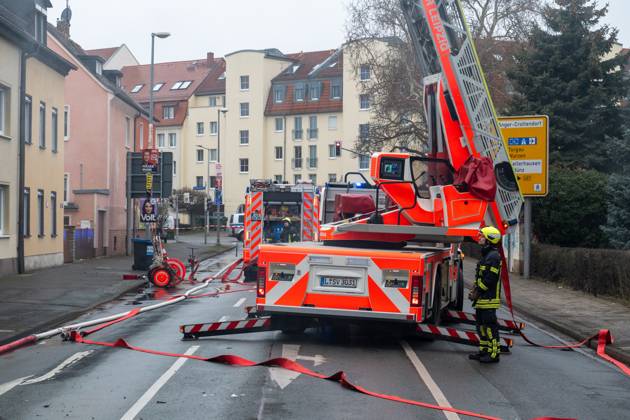 Leipzig - Autofahrer evakuiert Bewohner und alarmiert Feuerwehr: Dachstuhl in Einfamilienhaus brennt lichterloh 05.02.2025 gegen 11.30 Uhr Leipzig-Mölkau, Engelsdorfer Straße Zu einem Brand in einem Einfamilienhaus kam es am Mittwochvormittag in Leipzig-Mölkau. Nach ersten Angaben der Feuerwehr wurden die Einsatzkräfte gegen 11.30 Uhr von einem Autofahrer alarmiert, der an dem brennenden Dachstuhl vorbeifuhr. Der Mann informierte die Bewohner und konnte diese in Sicherheit bringen. Feuerwehrleute löschten den Brand, der sich zwischenzeitlich vom Dachstuhl auf Ober- und Untergeschoss ausbreitete, unter Atemschutz und mit Wasser von Innen. Außerdem brachten die Einsatzkräfte eine Drehleiter von außen in Stellung. Schnell war der Bran Copyright: xEHLxMedia Erik-HolmxLanghofx 20250205_dachstuhlbrand-leipzig-moelkau_8