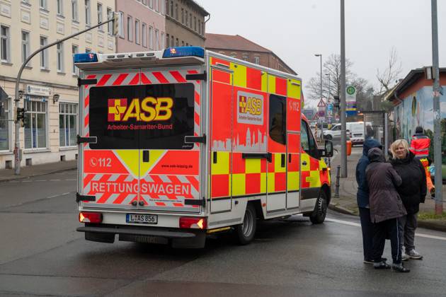 Leipzig - Autofahrer evakuiert Bewohner und alarmiert Feuerwehr: Dachstuhl in Einfamilienhaus brennt lichterloh 05.02.2025 gegen 11.30 Uhr Leipzig-Mölkau, Engelsdorfer Straße Zu einem Brand in einem Einfamilienhaus kam es am Mittwochvormittag in Leipzig-Mölkau. Nach ersten Angaben der Feuerwehr wurden die Einsatzkräfte gegen 11.30 Uhr von einem Autofahrer alarmiert, der an dem brennenden Dachstuhl vorbeifuhr. Der Mann informierte die Bewohner und konnte diese in Sicherheit bringen. Feuerwehrleute löschten den Brand, der sich zwischenzeitlich vom Dachstuhl auf Ober- und Untergeschoss ausbreitete, unter Atemschutz und mit Wasser von Innen. Außerdem brachten die Einsatzkräfte eine Drehleiter von außen in Stellung. Schnell war der Bran Copyright: xEHLxMedia Erik-HolmxLanghofx 20250205_dachstuhlbrand-leipzig-moelkau_9