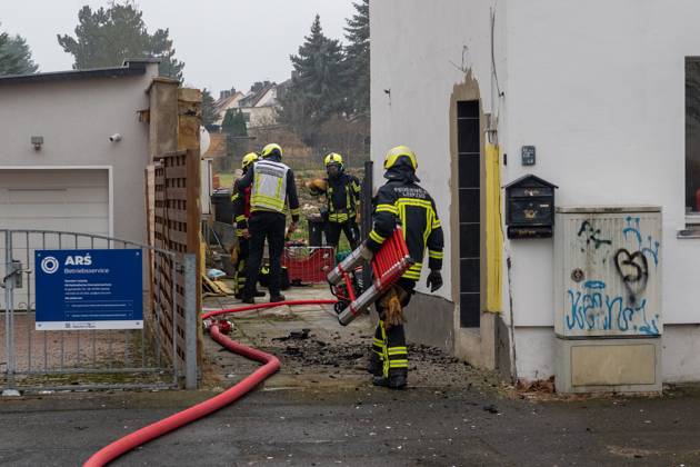 Leipzig - Autofahrer evakuiert Bewohner und alarmiert Feuerwehr: Dachstuhl in Einfamilienhaus brennt lichterloh 05.02.2025 gegen 11.30 Uhr Leipzig-Mölkau, Engelsdorfer Straße Zu einem Brand in einem Einfamilienhaus kam es am Mittwochvormittag in Leipzig-Mölkau. Nach ersten Angaben der Feuerwehr wurden die Einsatzkräfte gegen 11.30 Uhr von einem Autofahrer alarmiert, der an dem brennenden Dachstuhl vorbeifuhr. Der Mann informierte die Bewohner und konnte diese in Sicherheit bringen. Feuerwehrleute löschten den Brand, der sich zwischenzeitlich vom Dachstuhl auf Ober- und Untergeschoss ausbreitete, unter Atemschutz und mit Wasser von Innen. Außerdem brachten die Einsatzkräfte eine Drehleiter von außen in Stellung. Schnell war der Bran Copyright: xEHLxMedia Erik-HolmxLanghofx 20250205_dachstuhlbrand-leipzig-moelkau_11