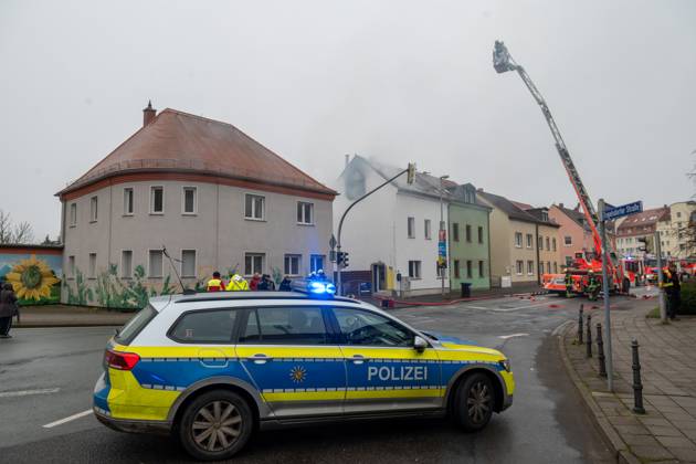 Leipzig - Autofahrer evakuiert Bewohner und alarmiert Feuerwehr: Dachstuhl in Einfamilienhaus brennt lichterloh 05.02.2025 gegen 11.30 Uhr Leipzig-Mölkau, Engelsdorfer Straße Zu einem Brand in einem Einfamilienhaus kam es am Mittwochvormittag in Leipzig-Mölkau. Nach ersten Angaben der Feuerwehr wurden die Einsatzkräfte gegen 11.30 Uhr von einem Autofahrer alarmiert, der an dem brennenden Dachstuhl vorbeifuhr. Der Mann informierte die Bewohner und konnte diese in Sicherheit bringen. Feuerwehrleute löschten den Brand, der sich zwischenzeitlich vom Dachstuhl auf Ober- und Untergeschoss ausbreitete, unter Atemschutz und mit Wasser von Innen. Außerdem brachten die Einsatzkräfte eine Drehleiter von außen in Stellung. Schnell war der Bran Copyright: xEHLxMedia Erik-HolmxLanghofx 20250205_dachstuhlbrand-leipzig-moelkau_12