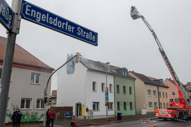 Leipzig - Autofahrer evakuiert Bewohner und alarmiert Feuerwehr: Dachstuhl in Einfamilienhaus brennt lichterloh 05.02.2025 gegen 11.30 Uhr Leipzig-Mölkau, Engelsdorfer Straße Zu einem Brand in einem Einfamilienhaus kam es am Mittwochvormittag in Leipzig-Mölkau. Nach ersten Angaben der Feuerwehr wurden die Einsatzkräfte gegen 11.30 Uhr von einem Autofahrer alarmiert, der an dem brennenden Dachstuhl vorbeifuhr. Der Mann informierte die Bewohner und konnte diese in Sicherheit bringen. Feuerwehrleute löschten den Brand, der sich zwischenzeitlich vom Dachstuhl auf Ober- und Untergeschoss ausbreitete, unter Atemschutz und mit Wasser von Innen. Außerdem brachten die Einsatzkräfte eine Drehleiter von außen in Stellung. Schnell war der Bran Copyright: xEHLxMedia Erik-HolmxLanghofx 20250205_dachstuhlbrand-leipzig-moelkau_13