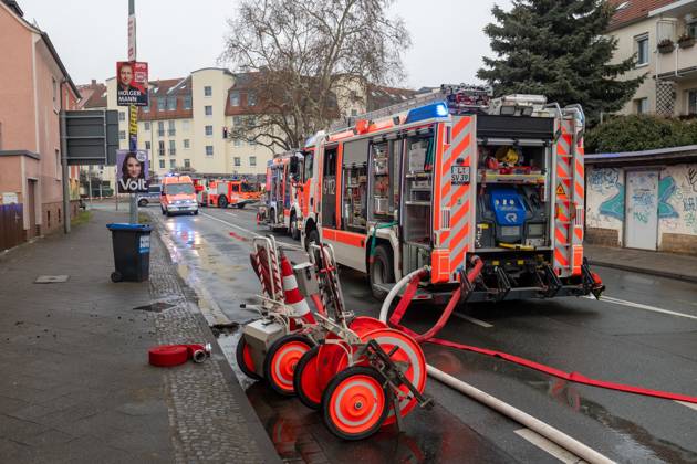 Leipzig - Autofahrer evakuiert Bewohner und alarmiert Feuerwehr: Dachstuhl in Einfamilienhaus brennt lichterloh 05.02.2025 gegen 11.30 Uhr Leipzig-Mölkau, Engelsdorfer Straße Zu einem Brand in einem Einfamilienhaus kam es am Mittwochvormittag in Leipzig-Mölkau. Nach ersten Angaben der Feuerwehr wurden die Einsatzkräfte gegen 11.30 Uhr von einem Autofahrer alarmiert, der an dem brennenden Dachstuhl vorbeifuhr. Der Mann informierte die Bewohner und konnte diese in Sicherheit bringen. Feuerwehrleute löschten den Brand, der sich zwischenzeitlich vom Dachstuhl auf Ober- und Untergeschoss ausbreitete, unter Atemschutz und mit Wasser von Innen. Außerdem brachten die Einsatzkräfte eine Drehleiter von außen in Stellung. Schnell war der Bran Copyright: xEHLxMedia Erik-HolmxLanghofx 20250205_dachstuhlbrand-leipzig-moelkau_14