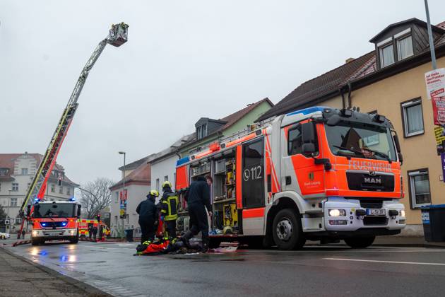 Leipzig - Autofahrer evakuiert Bewohner und alarmiert Feuerwehr: Dachstuhl in Einfamilienhaus brennt lichterloh 05.02.2025 gegen 11.30 Uhr Leipzig-Mölkau, Engelsdorfer Straße Zu einem Brand in einem Einfamilienhaus kam es am Mittwochvormittag in Leipzig-Mölkau. Nach ersten Angaben der Feuerwehr wurden die Einsatzkräfte gegen 11.30 Uhr von einem Autofahrer alarmiert, der an dem brennenden Dachstuhl vorbeifuhr. Der Mann informierte die Bewohner und konnte diese in Sicherheit bringen. Feuerwehrleute löschten den Brand, der sich zwischenzeitlich vom Dachstuhl auf Ober- und Untergeschoss ausbreitete, unter Atemschutz und mit Wasser von Innen. Außerdem brachten die Einsatzkräfte eine Drehleiter von außen in Stellung. Schnell war der Bran Copyright: xEHLxMedia Erik-HolmxLanghofx 20250205_dachstuhlbrand-leipzig-moelkau_15
