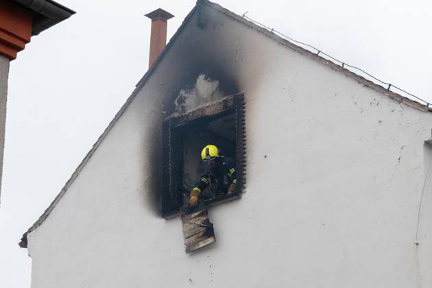 Leipzig - Autofahrer evakuiert Bewohner und alarmiert Feuerwehr: Dachstuhl in Einfamilienhaus brennt lichterloh 05.02.2025 gegen 11.30 Uhr Leipzig-Mölkau, Engelsdorfer Straße Zu einem Brand in einem Einfamilienhaus kam es am Mittwochvormittag in Leipzig-Mölkau. Nach ersten Angaben der Feuerwehr wurden die Einsatzkräfte gegen 11.30 Uhr von einem Autofahrer alarmiert, der an dem brennenden Dachstuhl vorbeifuhr. Der Mann informierte die Bewohner und konnte diese in Sicherheit bringen. Feuerwehrleute löschten den Brand, der sich zwischenzeitlich vom Dachstuhl auf Ober- und Untergeschoss ausbreitete, unter Atemschutz und mit Wasser von Innen. Außerdem brachten die Einsatzkräfte eine Drehleiter von außen in Stellung. Schnell war der Bran Copyright: xEHLxMedia Erik-HolmxLanghofx 20250205_dachstuhlbrand-leipzig-moelkau_16