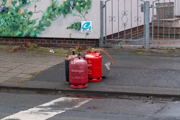 Leipzig - Autofahrer evakuiert Bewohner und alarmiert Feuerwehr: Dachstuhl in Einfamilienhaus brennt lichterloh 05.02.2025 gegen 11.30 Uhr Leipzig-Mölkau, Engelsdorfer Straße Zu einem Brand in einem Einfamilienhaus kam es am Mittwochvormittag in Leipzig-Mölkau. Nach ersten Angaben der Feuerwehr wurden die Einsatzkräfte gegen 11.30 Uhr von einem Autofahrer alarmiert, der an dem brennenden Dachstuhl vorbeifuhr. Der Mann informierte die Bewohner und konnte diese in Sicherheit bringen. Feuerwehrleute löschten den Brand, der sich zwischenzeitlich vom Dachstuhl auf Ober- und Untergeschoss ausbreitete, unter Atemschutz und mit Wasser von Innen. Außerdem brachten die Einsatzkräfte eine Drehleiter von außen in Stellung. Schnell war der Bran Copyright: xEHLxMedia Erik-HolmxLanghofx 20250205_dachstuhlbrand-leipzig-moelkau_18