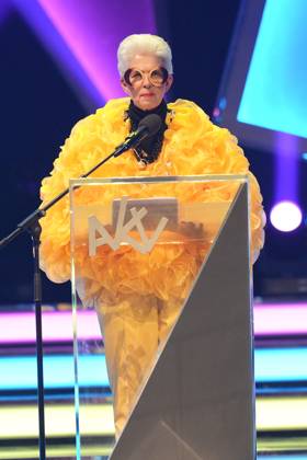 75. Verleihung des Ordens WIDER DEN TIERISCHEN ERNST in Aachen Marie-Agnes Strack-Zimmermann als Iris Apfel bei ihrem Auftritt bei der 75. Verleihung des Ordens WIDER DEN TIERISCHEN ERNST im Aachener Eurogress, Aachen, 08.02.2025 Aachen NRW Deutschland