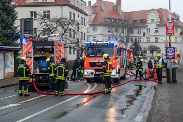 Leipzig - Autofahrer evakuiert Bewohner und alarmiert Feuerwehr: Dachstuhl in Einfamilienhaus brennt lichterloh 05.02.2025 gegen 11.30 Uhr Leipzig-Mölkau, Engelsdorfer Straße Zu einem Brand in einem Einfamilienhaus kam es am Mittwochvormittag in Leipzig-Mölkau. Nach ersten Angaben der Feuerwehr wurden die Einsatzkräfte gegen 11.30 Uhr von einem Autofahrer alarmiert, der an dem brennenden Dachstuhl vorbeifuhr. Der Mann informierte die Bewohner und konnte diese in Sicherheit bringen. Feuerwehrleute löschten den Brand, der sich zwischenzeitlich vom Dachstuhl auf Ober- und Untergeschoss ausbreitete, unter Atemschutz und mit Wasser von Innen. Außerdem brachten die Einsatzkräfte eine Drehleiter von außen in Stellung. Schnell war der Bran Copyright: xEHLxMedia Erik-HolmxLanghofx 20250205_dachstuhlbrand-leipzig-moelkau_19