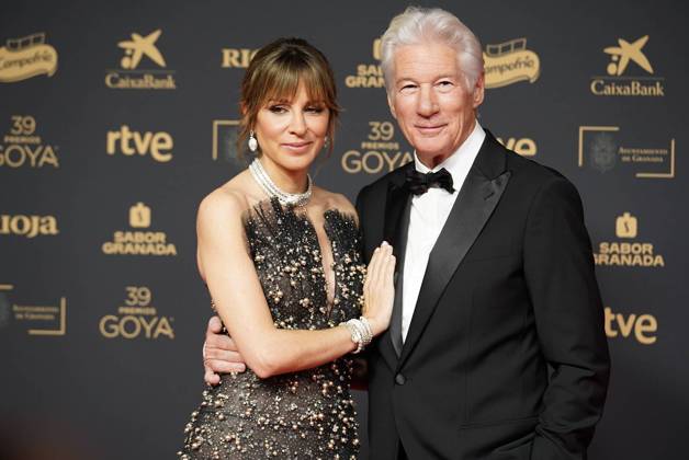 Bilder des Jahres 2025, Entertainment 02 Februar Entertainment Themen der Woche KW06 Red carpet of the Goya Awards 2025 Actor Richard Gere and publicist Alejandra Silva pose on the red carpet of the 39th edition of the Goya Awards, at the Palacio de Exposiciones y Congresos de Granada, on February 8, 2025, in Granada, Andalucía Spain The awards are given annually by the Academy of Motion Picture Arts and Sciences of Spain AACCE with the aim of rewarding the best professionals in each of the various technical and creative specialties of Spanish cinema 08 FEBRUARY 2025 Granada Granada Andalucia Granada Andalucia Espana  Copyright: xArsenioxZuritax 6507750
