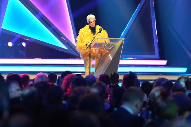 75. Verleihung des Ordens WIDER DEN TIERISCHEN ERNST in Aachen Marie-Agnes Strack-Zimmermann als Iris Apfel (Leinwand) bei ihrem Auftritt bei der 75. Verleihung des Ordens WIDER DEN TIERISCHEN ERNST im Aachener Eurogress, Aachen, 08.02.2025 Aachen NRW Deutschland