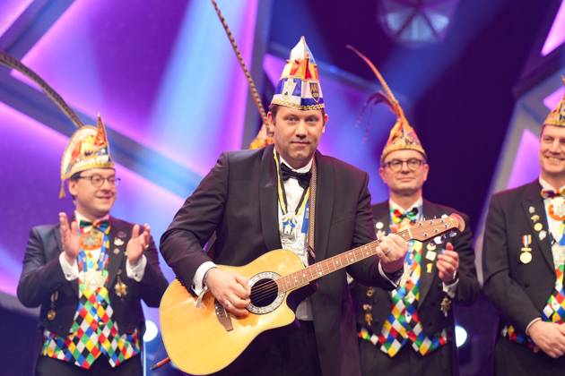 News Bilder des Tages 75. Verleihung des Ordens WIDER DEN TIERISCHEN ERNST in Aachen Lars Klingbeil spielt Gitarre bei der 75. Verleihung des Ordens WIDER DEN TIERISCHEN ERNST im Aachener Eurogress, Aachen, 08.02.2025 Aachen NRW Deutschland