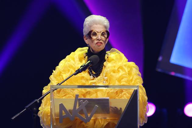 Politikerin Marie-Agnes Strack-Zimmermann (FDP) verkleidet als Iris Apfel bei ihrer Rede bei der 75. Verleihung des Ordens Wider den tierischen Ernst durch den Aachener Karnevalsverein (AKV) im Eurogress. Der Aachener Karnevalsverein will damit Persönlichkeiten ehren, die Humor und Menschlichkeit im Amt beweisen. Aachen, 08.02.2025 NRW Deutschland Copyright: xChristophxHardtx