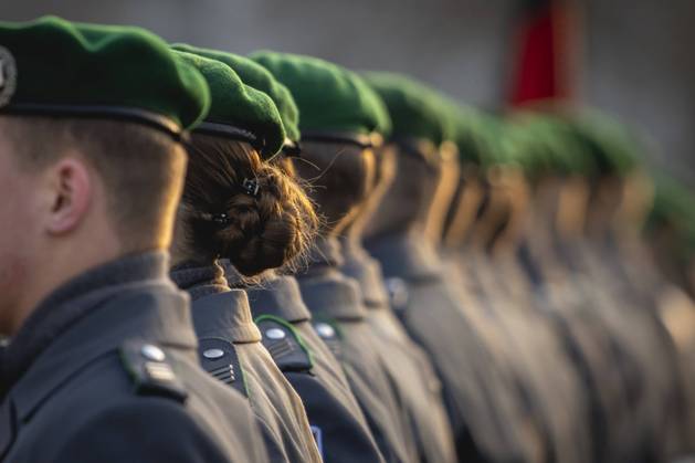 Bundeswehr bekommt Problem um sexuelles Fehlverhalten nicht in den Griff, Symbolbilder Symboldbild zum Thema Frauen in der Bundeswehr. Soldatinnen und Soldaten des Wachbataillons der Bundeswehr treten an zu einem Empfang im Bendlerblock in Berlin, 10.02.2025. Berlin Deutschland Copyright: xJulianexSonntagx