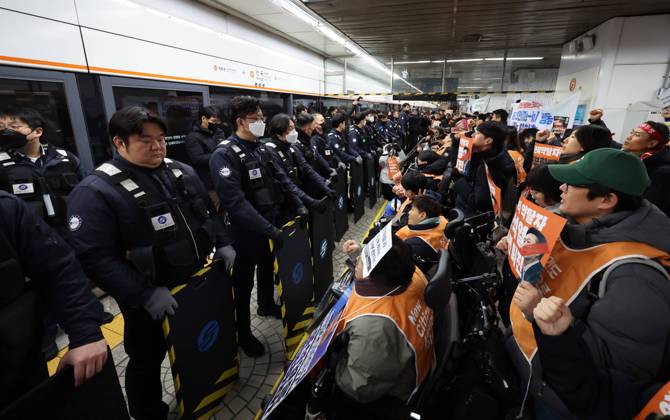 Bilder des Jahres 2025, News 02 Februar News Themen der Woche KW07 News Bilder des Tages Rally for disabled people s rights Rally for disabled people s rights Members of Solidarity Against Disability Discrimination confront police officers at a subway station in Seoul on Feb. 12, 2025, as they stage a die-in to protest discrimination against people with disabilities and call for the government to increase funding for the enhancement of their rights. (Yonhap) 2025-02-12 09:06:50 < 1980-2025 YONHAPNEWS AGENCY. .> ¼­¿ïÆ¯º°½Ã EDITORIAL USE ONLY  Copyright: xx PYH2025021201840031500 YonhapxNewsx yonphotos237990