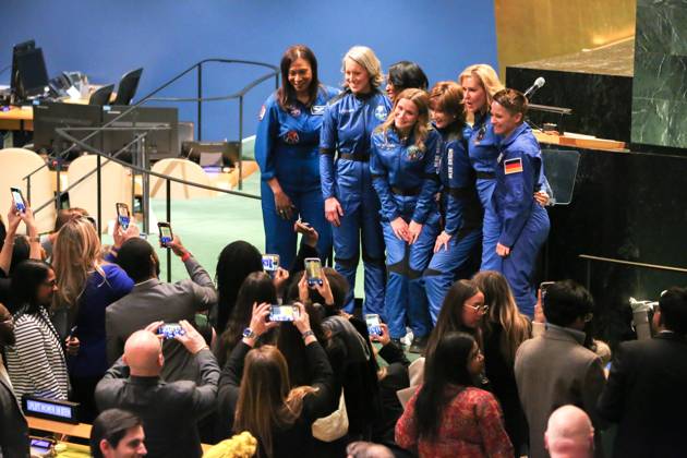 Bilder des Jahres 2025, News 02 Februar News Themen der Woche KW07 News Bilder des Tages UNO in New York, Veranstaltung zum Internationalen Tag der Frauen und Mädchen in der Wissenschaft February 11, 2025, New York, New York, USA: Female Astronauts from around the world pose together in the General Assembly Hall as part of International Women in Science Day. The event coined: Uplifting Women in STEM was sponsored by the Polish Mission and European Union. Held by 17 female astronauts, the focus was to highlight the contributions of women and girls in science, and the importance of providing protection from gender-based violence and gender discrimination. New York USA - ZUMAo116 20250211_znp_o116_080 Copyright: xBiancaxOterox