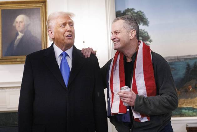 Bilder des Jahres 2025, News 02 Februar News Themen der Woche KW07 US President Donald Trump greets Mark Fogel, who was recently released from prison in Russia, in the Diplomatic Reception Room in Washington DC on Tuesday, February 11, 2025.  WAX20250211226 AaronxSchwartz
