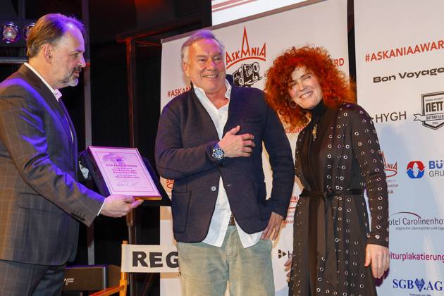 Nico Hofmann (Preisträger), Martina Dold (ASKANIA) bei der 17. Verleihung des ASKANIA-Award im Quatsch Comedy Club Berlin.