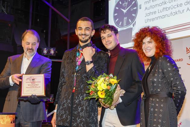 Leonard Burkhardt (Preisträger), Martina Dold (ASKANIA), Nabil Zebdji (Laudator) bei der 17. Verleihung des ASKANIA-Award im Quatsch Comedy Club Berlin.