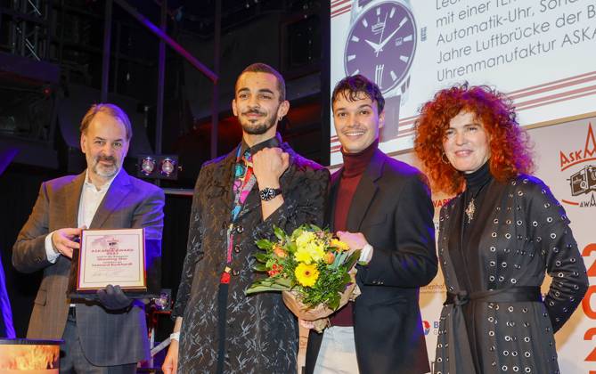 Leonard Burkhardt (Preisträger), Martina Dold (ASKANIA), Nabil Zebdji (Laudator) bei der 17. Verleihung des ASKANIA-Award im Quatsch Comedy Club Berlin.
