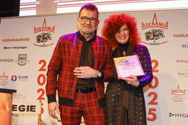 Matthias Freihof (Preisträger), Martina Dold (ASKANIA) bei der 17. Verleihung des ASKANIA-Award im Quatsch Comedy Club Berlin.