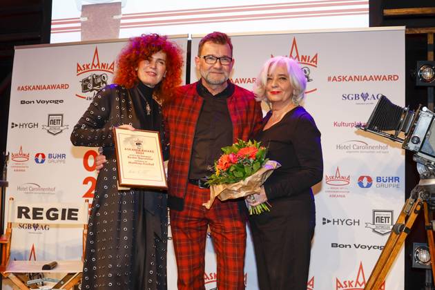 Martina Dold (ASKANIA), Matthias Freihof (Preisträger), Christiane Sadlo (Laudatorin) bei der 17. Verleihung des ASKANIA-Award im Quatsch Comedy Club Berlin.