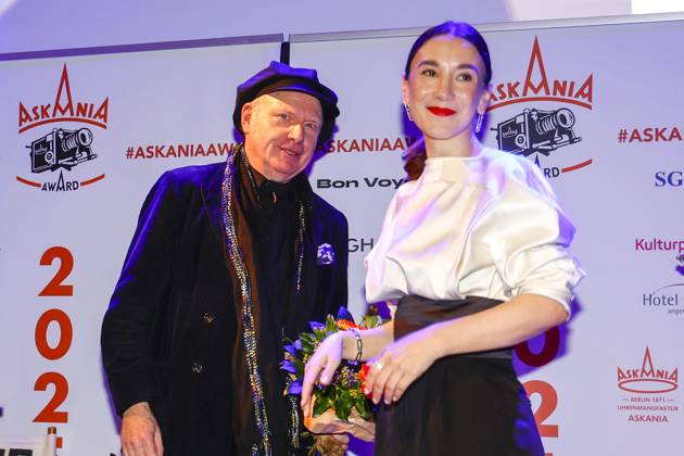 Herrmann Vaske (Laudator), Sibel Kekilli (Preisträgerin) bei der 17. Verleihung des ASKANIA-Award im Quatsch Comedy Club Berlin.