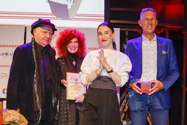 Herrmann Vaske (Laudator), Martina Dold (ASKANIA) Sibel Kekilli (Preisträgerin), Timo Gloxin (ASKANIA) bei der 17. Verleihung des ASKANIA-Award im Quatsch Comedy Club Berlin.