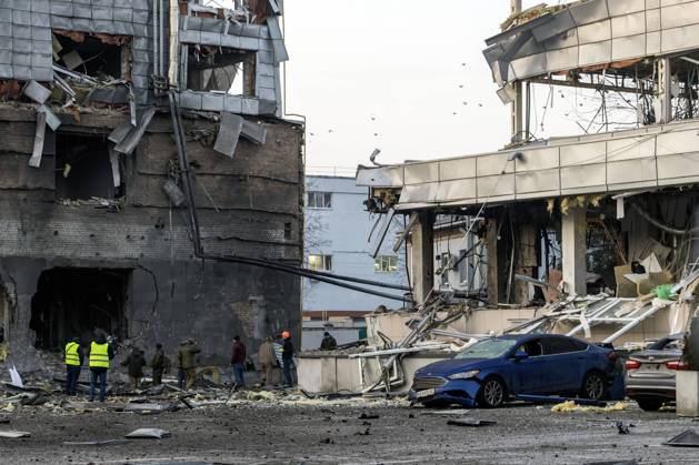 Bilder des Jahres 2025, News 02 Februar News Themen der Woche KW07 News Bilder des Tages The Site Of A Russian Missile Strike Early Morning In Kyiv The site of a Russian missile strike in Kyiv, Ukraine, on February 12, 2025. At least one man is killed and four others, including one child, are injured. Kyiv Ukraine  Copyright: xMaxymxMarusenkox originalFilename: musiienko-notitle250212_npsu4.jpg
