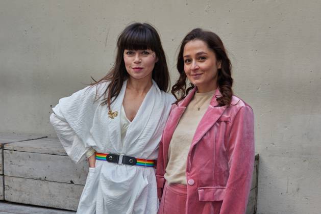 Lore Richter und Sarah Alles - Gaesteankunft zur Verleihung des Kurzfilmpreises BLAUE BLUME von Romance TV im Prince Charles in Berlin am 12.02.2025. Kurzfilmpreis BLAUE BLUME