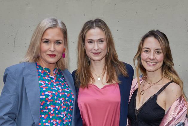 Judith Hoersch, Lea Marlen Woitack und Luisa Wietzorek - Gaesteankunft zur Verleihung des Kurzfilmpreises BLAUE BLUME von Romance TV im Prince Charles in Berlin am 12.02.2025. Kurzfilmpreis BLAUE BLUME