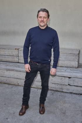 Nils Schulz - Gaesteankunft zur Verleihung des Kurzfilmpreises BLAUE BLUME von Romance TV im Prince Charles in Berlin am 12.02.2025. Kurzfilmpreis BLAUE BLUME