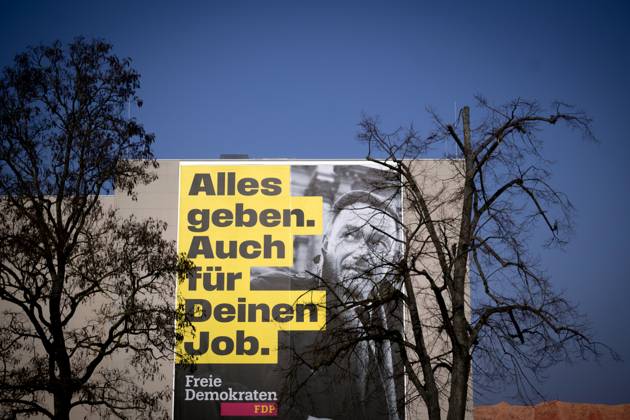 FDP Parteitag DEU, Deutschland, Germany, Berlin, 09.02.2025 Grosses Wahlplakat mit Slogan Alles geben Auch fuer deinen Job der FDP mit Foto von Christian Lindner FDP fuer die Kampagne der Freien Demokraten auf dem Bundesparteitag der FDP zum Wahlprogramm und Sofortprogramm unter dem Motto Alles laesst sich aendern Alles lässt sich ändern in Berlin Deutschland . Nach dem Bruch der Drei-Parteien-Bundeskoalition im vergangenen November werden in Deutschland am 23. Februar 2025 vorgezogene Bundestagswahlen abgehalten. Die Partei bewegt sich derzeit unter der 5 Prozent en: Large election poster with slogan Give everything Also for your job from the FDP with photo by Christian Lindner FDP for the campaign of the Free Democrats at the federal pa
